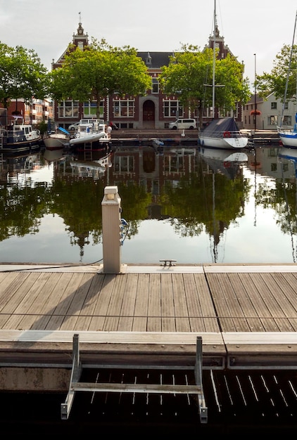 Uitzicht op het kanaal met boten en prachtige gebouwen van Vlaardingen Rotterdam Nederland Holland