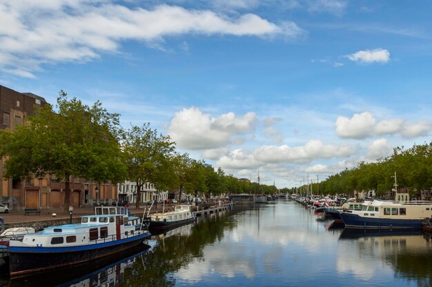 Uitzicht op het kanaal met boten en prachtige gebouwen van Vlaardingen Rotterdam Nederland Holland