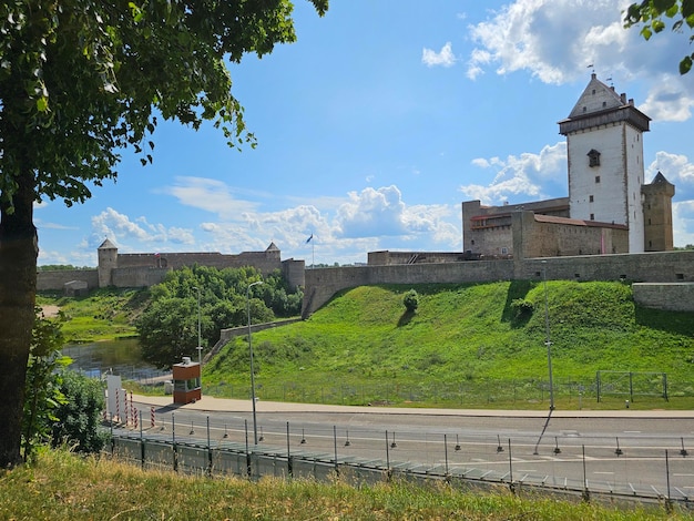 Uitzicht op het kasteel Narva in Estland en het kasteel Ivangorod in Rusland, gescheiden door de grens