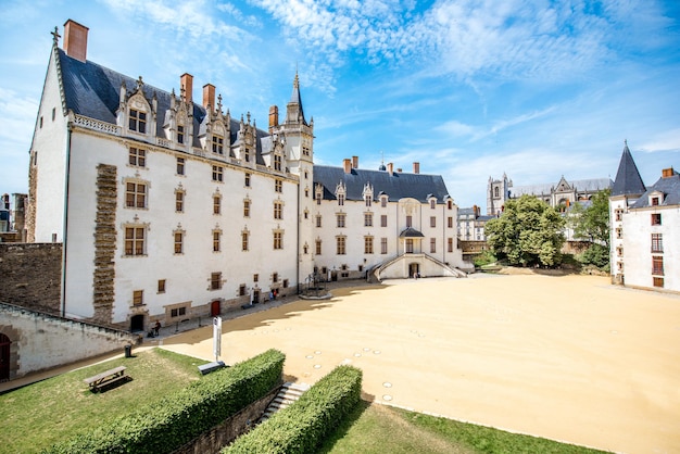 Uitzicht op het kasteel van de hertogen van Bretagne tijdens het zonnige weer in de stad Nantes in Frankrijk