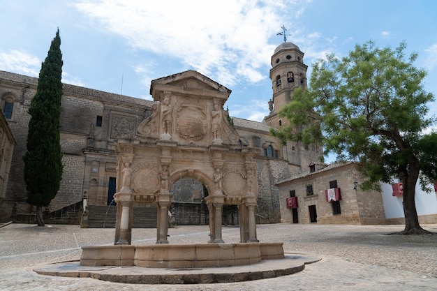 Uitzicht op het kathedraalplein met zijn monumentale fontein in Baeza Andalusië, Spanje