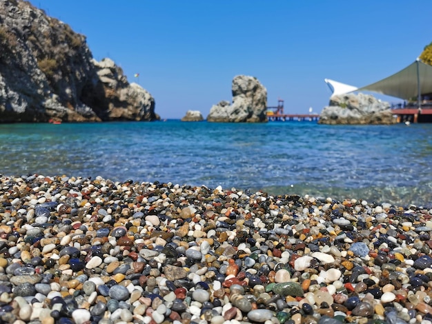 Uitzicht op het kiezelstrand en de zee met rotsen de Egeïsche zee Turkije Kusadasi