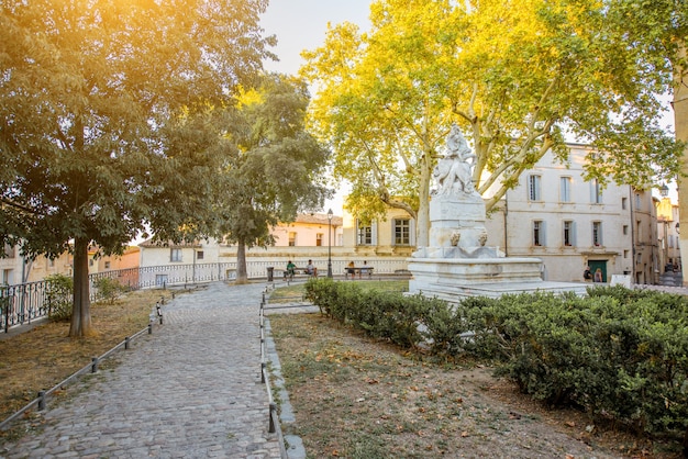 Uitzicht op het kleine park in het oude centrum van de stad Montpellier in de regio Occitanie in Frankrijk