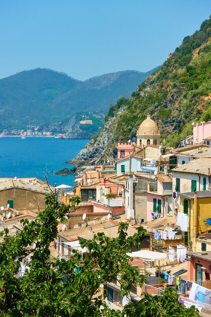 Uitzicht op het kleine stadje Vernazza aan de kust in Cinque Terre, Ligurië, Italië