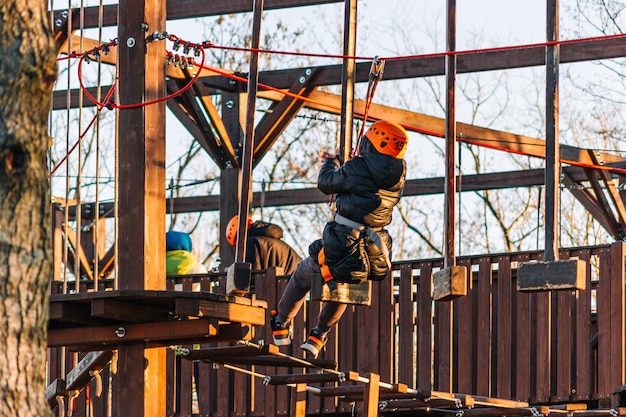 Uitzicht op het klimpark voor kinderen van onderaf