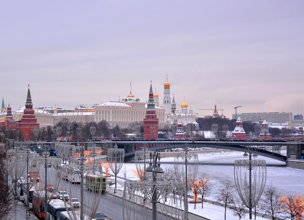 Uitzicht op het Kremlin en de rivier de Moskva bij zonsondergang in Moskou in de hoofdstad van Rusland