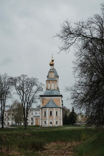 Uitzicht op het Kremlin in Uglich bij regenachtig weer