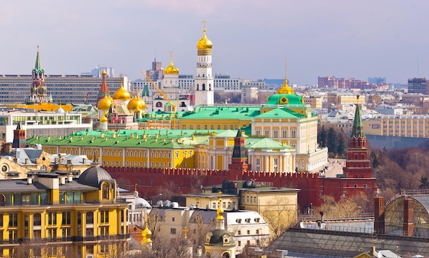 Uitzicht op het Kremlin van Moskou en het stadscentrum vanuit het zuidwesten. april 2011