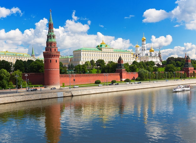 Foto uitzicht op het kremlin van moskou in een zomerse dag