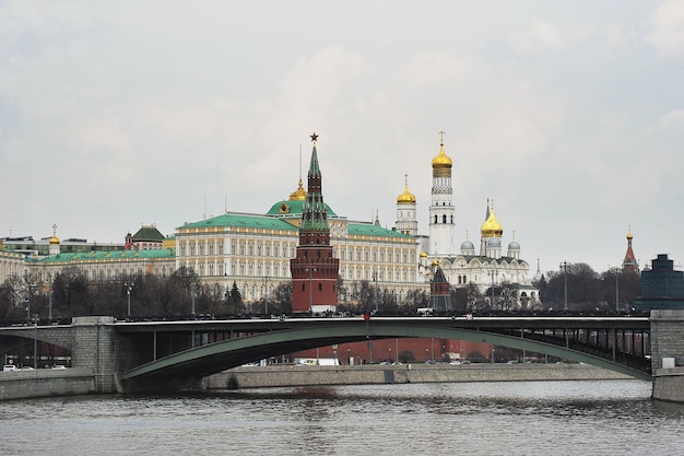 Uitzicht op het kremlin vanaf de prechistenskaya-dijk in moskou