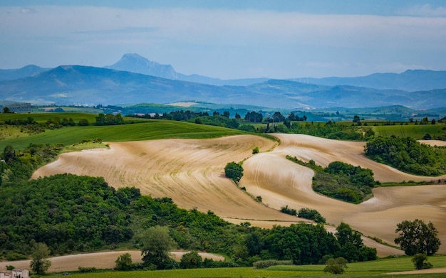 Uitzicht op het landschap rond de Seignadou Belvedere in het middeleeuwse dorp Fanjeaux