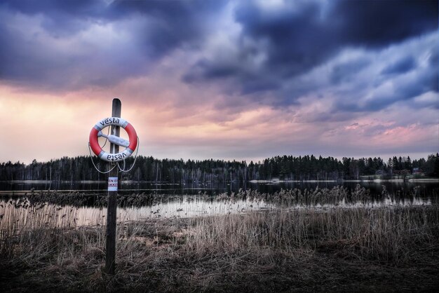 Uitzicht op het landschap tegen een bewolkte hemel