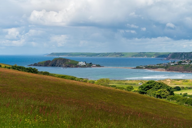 Uitzicht op het landschap van Thurlestone tot Burgh Island in Devon