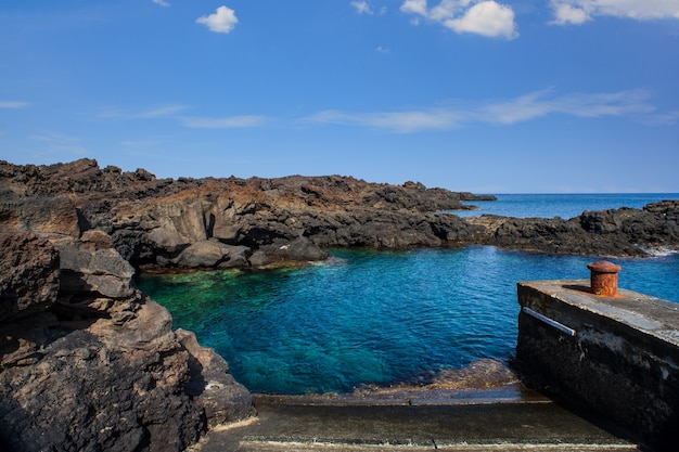 Uitzicht op het lavastrand van Linosa genaamd Mannarazza, Sicilië. Italië