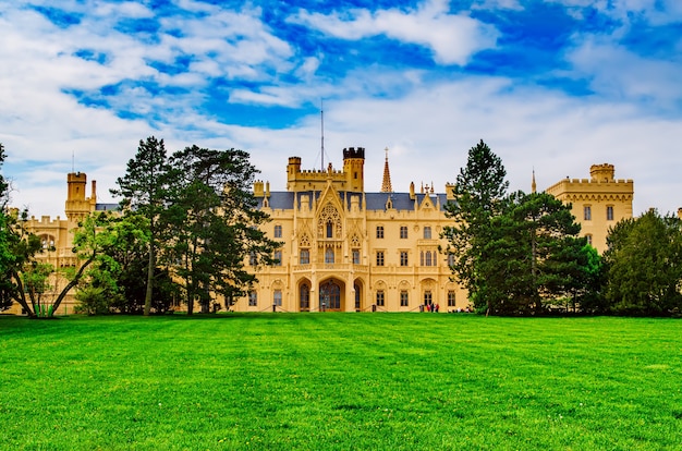 Uitzicht op het Lednice-paleis, cultuurlandschap Lednice-Valtice, regio Zuid-Moravië