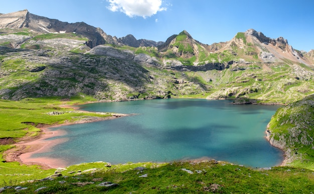 Uitzicht op het meer Estaens in de Pyreneeën