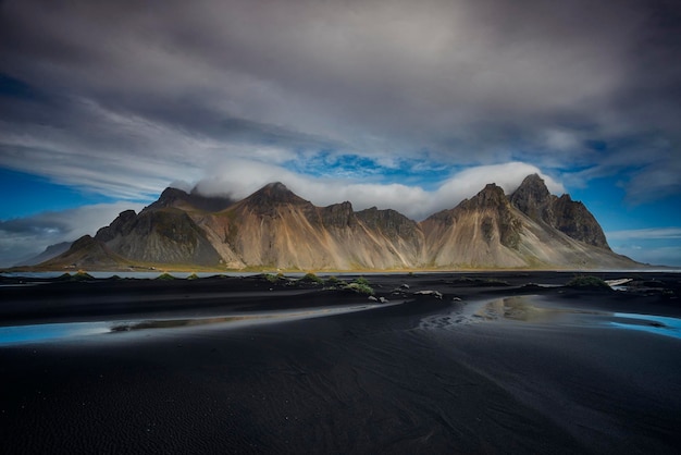 Uitzicht op het meer met de berg op de achtergrond