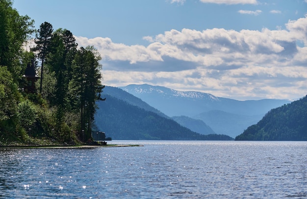 Uitzicht op het meer teletskoye en de omliggende bergen vanuit het dorp artybash turochaksky distr