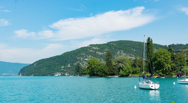 Uitzicht op het meer van Annecy