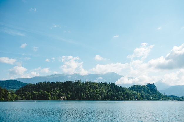 Uitzicht op het meer van Bled en de bergen in de zomer