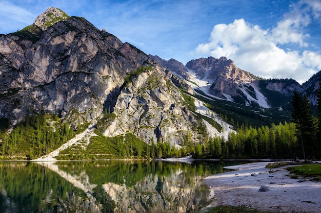 Uitzicht op het meer van Braies, Dolomieten Italië