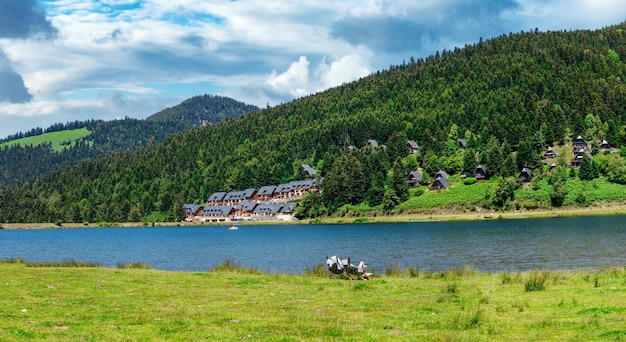 Uitzicht op het meer van Payolle in de Franse Pyreneeën