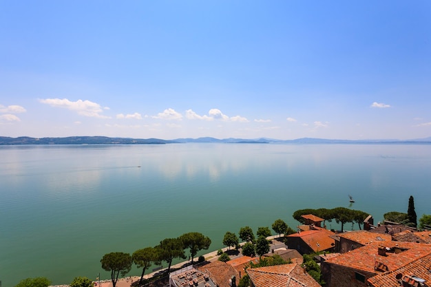 Uitzicht op het meer van Trasimeno vanaf het kasteel van Passignano sul Trasimeno Italië Italiaans landschap