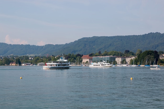 Uitzicht op het meer van Zürich en bergen scènes, Zürich, Zwitserland, Europa. Zonneschijnweer, dramatische humeurige blauwe kleurenhemel. Kleurrijke zomerdag, avondtijd