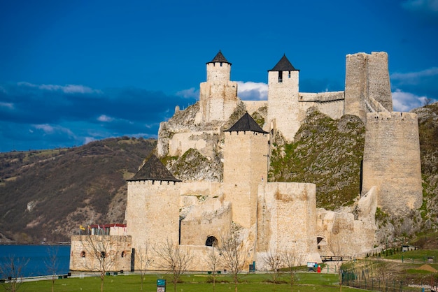 Uitzicht op het middeleeuwse fort Golubac in Servië