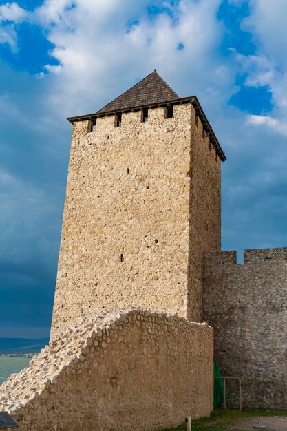 Uitzicht op het middeleeuwse fort golubac in servië