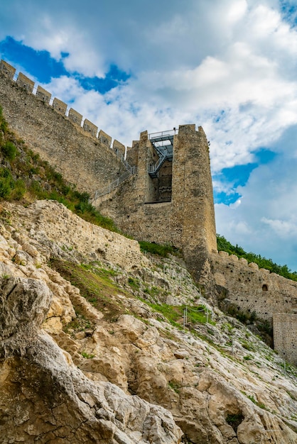 Uitzicht op het middeleeuwse fort Golubac in Servië