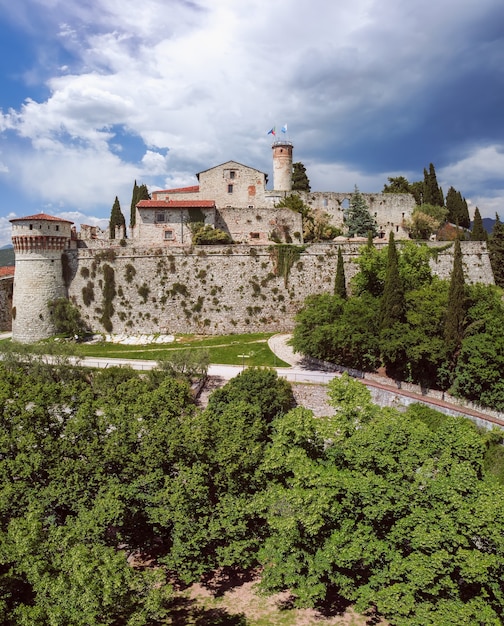 Uitzicht op het middeleeuwse kasteel van de stad Brescia in Italië