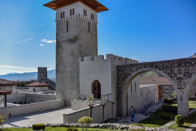 Uitzicht op het middeleeuwse kasteelcomplex Rabati Fortressa in Akhaltsikhe, 30 april 2019, Georgië