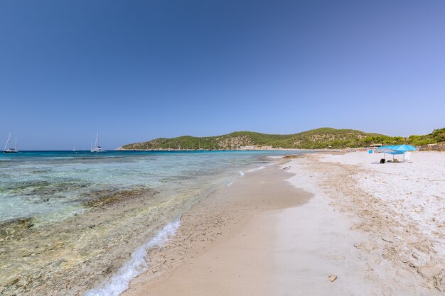 Uitzicht op het mooiste strand met het fijnste witte zand van Ibiza, Spanje