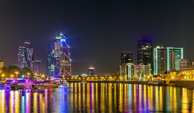 Foto uitzicht op het moscow international business center boven de rivier de moskva in de nacht