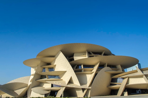 Uitzicht op het Nationaal Museum van Qatar in de ochtend op 30 juni 2023 in Doha, Qatar