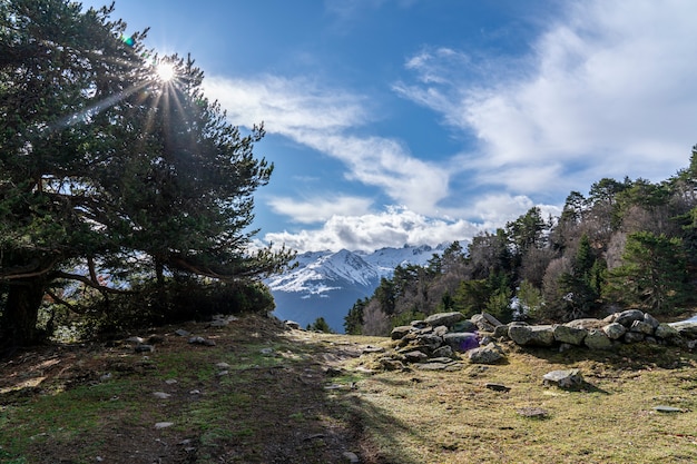 Uitzicht op het Nationaal Park Aiguestortes en het meer van Sant Maurici.