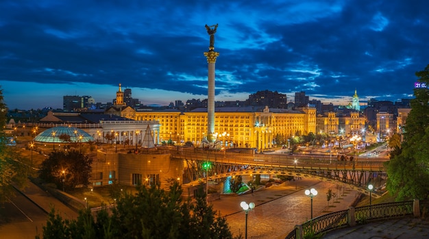 Uitzicht op het Onafhankelijkheidsplein met dramatische wolken bij zonsondergang Kiev Kiev Oekraïne