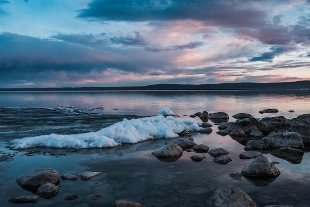 Uitzicht op het Onega-meer bij zonsondergang in Medvezhjegorsk