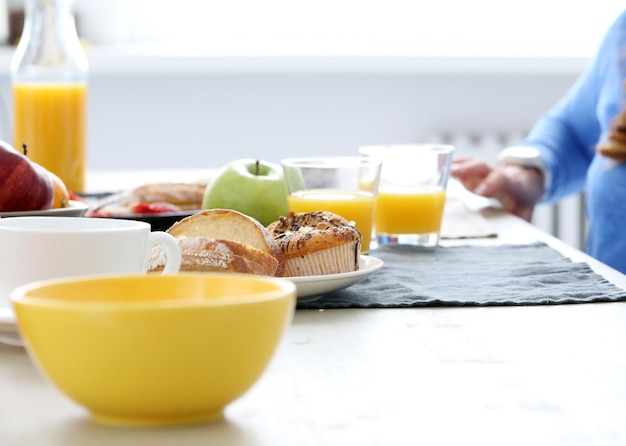 Foto uitzicht op het ontbijt op tafel