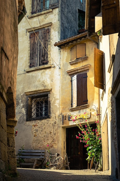 Uitzicht op het oude dorp Asolo in de zomer oude gebouwen en zonovergoten straten Treviso Italië