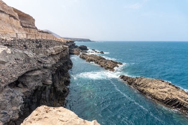 Uitzicht op het pad naar de grotten van ajuy, pajara, westkust van het eiland fuerteventura, canarische eilanden. spanje