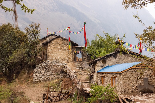 Uitzicht op het pad tussen de stenen huizen in de Himalaya