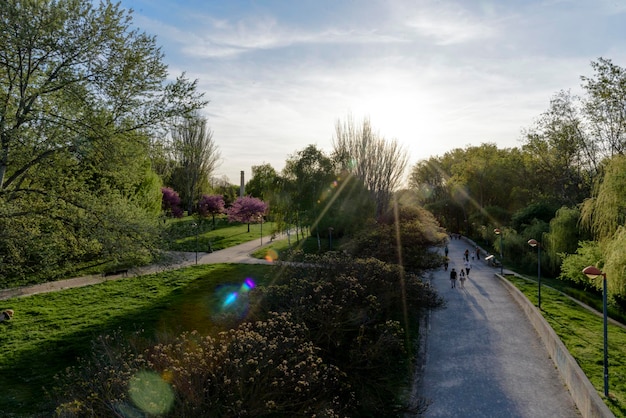 Foto uitzicht op het park vanaf de brug en wandelende mensen