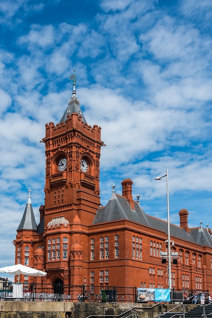 Uitzicht op het Pierhead-gebouw in Cardiff op 7 juli 2019. Niet-geïdentificeerde mensen