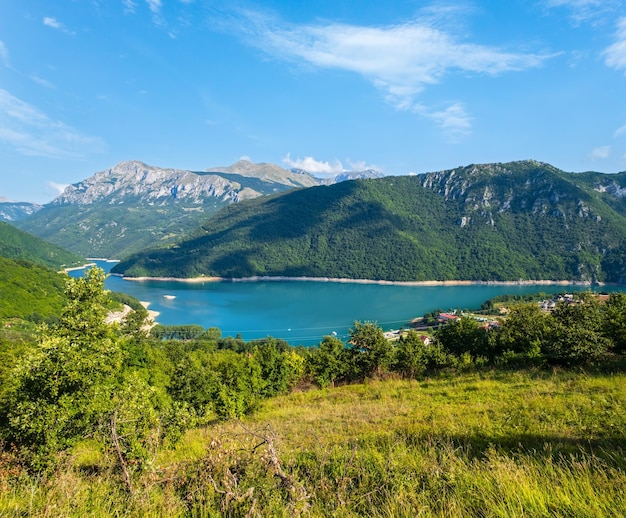 Uitzicht op het Piva-meer Pivsko Jezero en de stad Pluzine in Montenegro