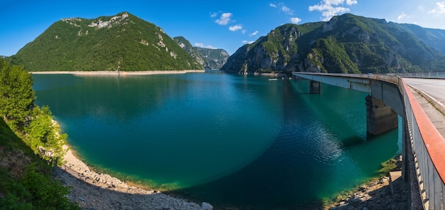 Uitzicht op het Piva-meer Pivsko Jezero in Montenegro