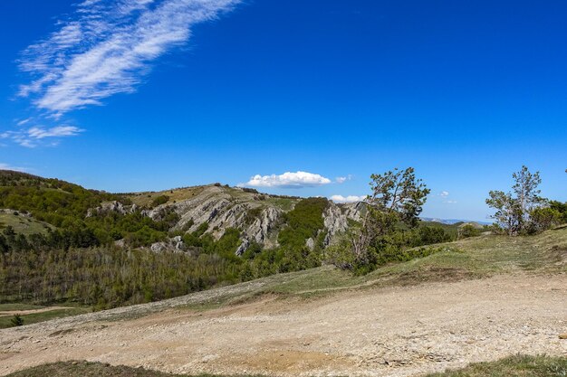 Uitzicht op het plateau van de Krim-bergen vanaf de top van de Demerdzhi, Rusland