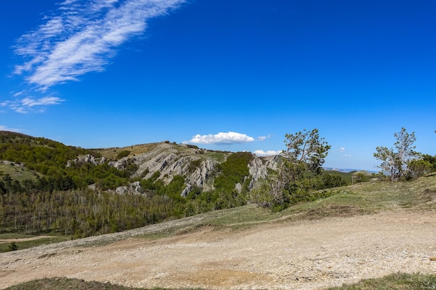Uitzicht op het plateau van de Krim-bergen vanaf de top van de Demerdzhi, Rusland