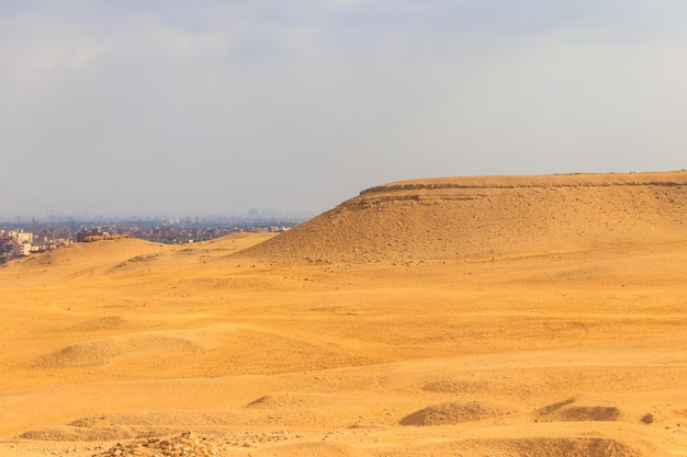 Uitzicht op het plateau van Gizeh in de stad Caïro, Egypte